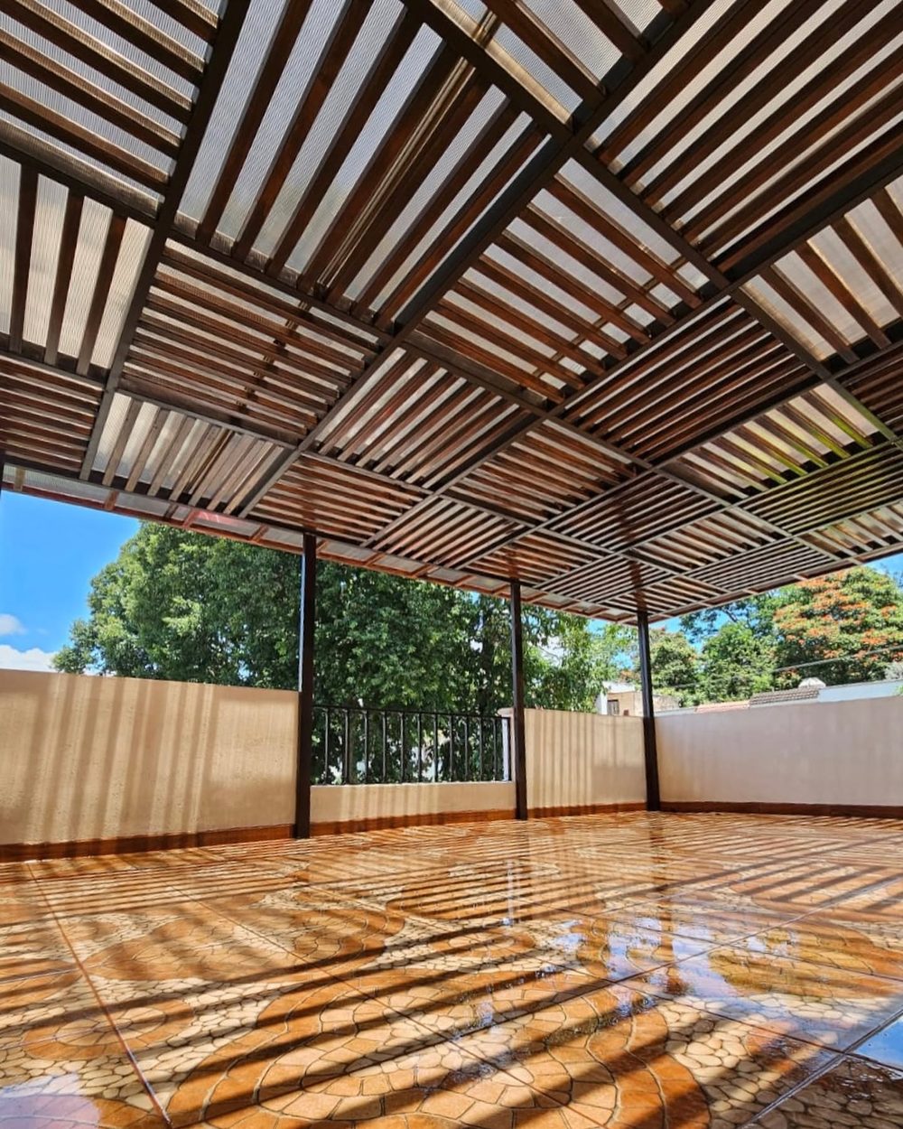 Pérgola metálica con acabado madera y techo translúcido en terraza — Estructuras Metálicas La Mejor