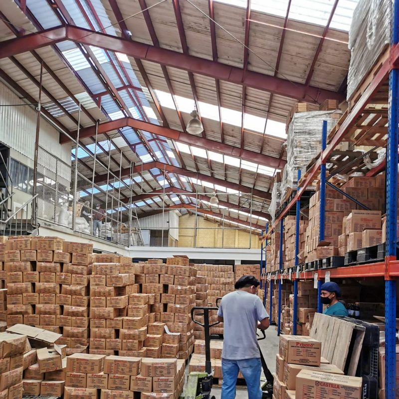 Bodega de distribución con estructura metálica