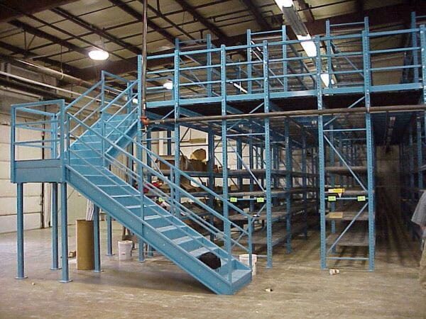 Gradas industriales metálicas con barandal
