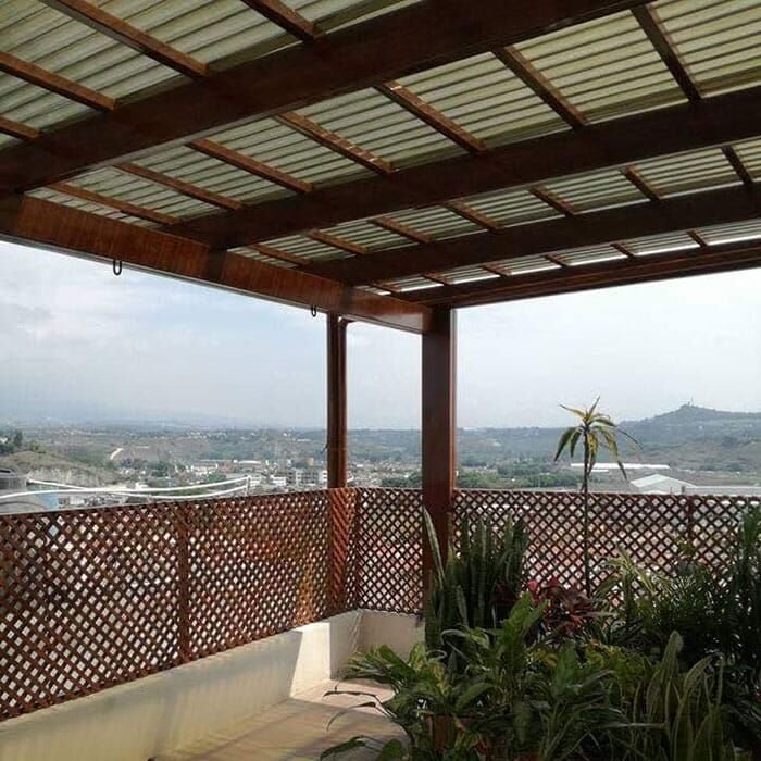 Pérgola metálica con acabado madera en terraza