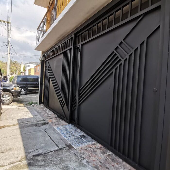 Portón corredizo metálico de diseño geométrico